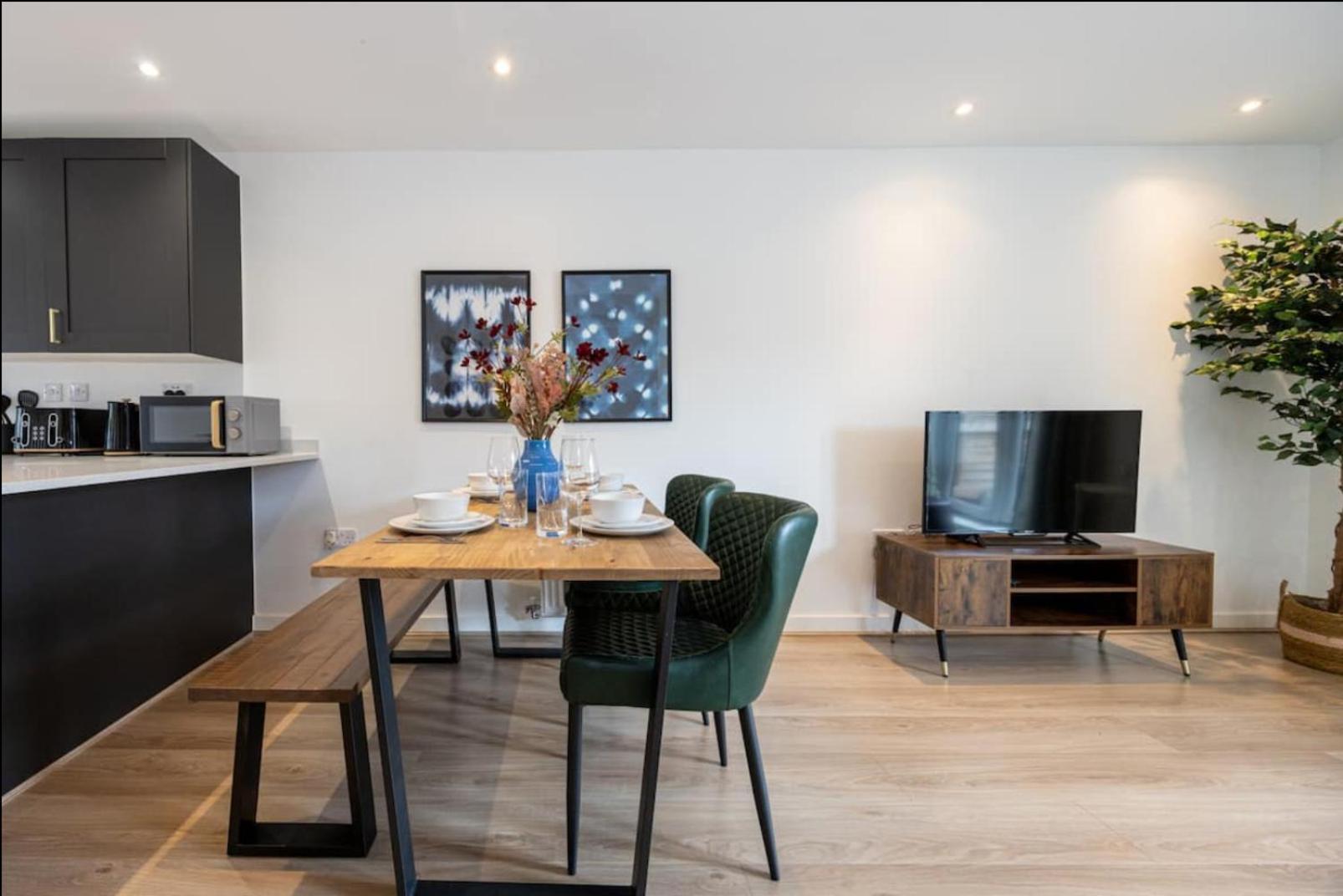 Elegance Retreat - 2 Bed Holiday Home With Parking Mánchester Exterior foto